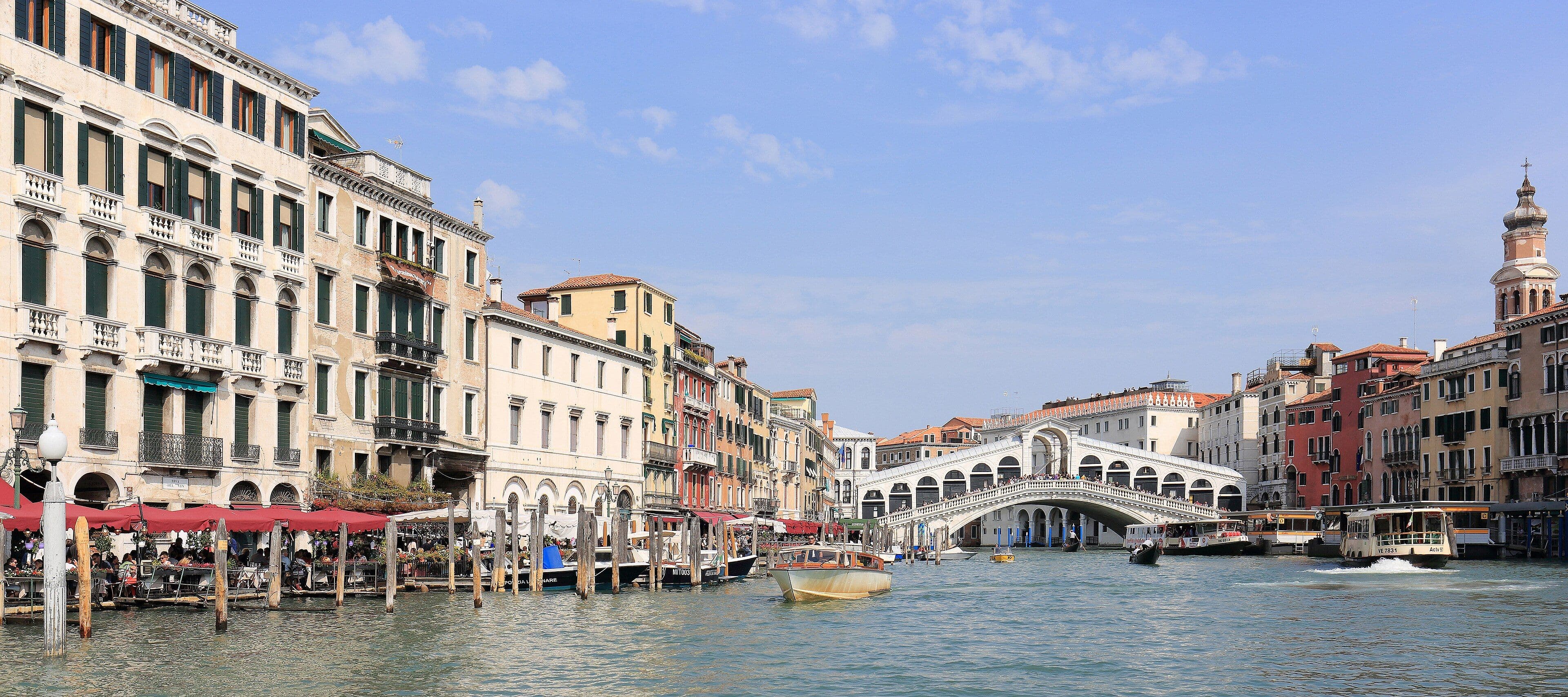 El Gran Canal y el puente de Rialto en Venecia