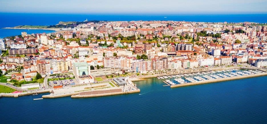 Vista aérea de Santander sobre su bahía, con el puerto deportivo, el frente marítimo y el cabo Mayor al fondo